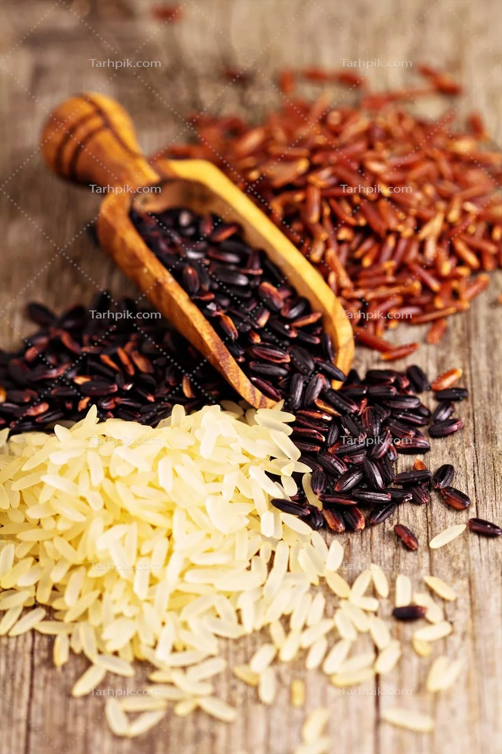 عکس انواع مختلف برنج بر روی پس زمینه چوبی با جزئیات زیبا