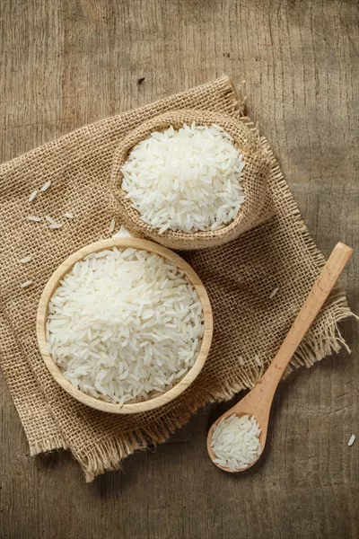 عکس بررسی و معرفی برنج یاسمین در کاسه و کیسه بر روی میز چوبی