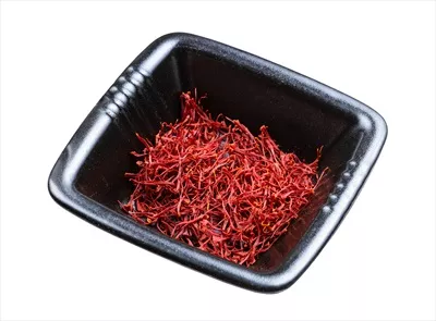 عکس رشته های زعفران کروکوس در کاسه ای مشکی و زیبا