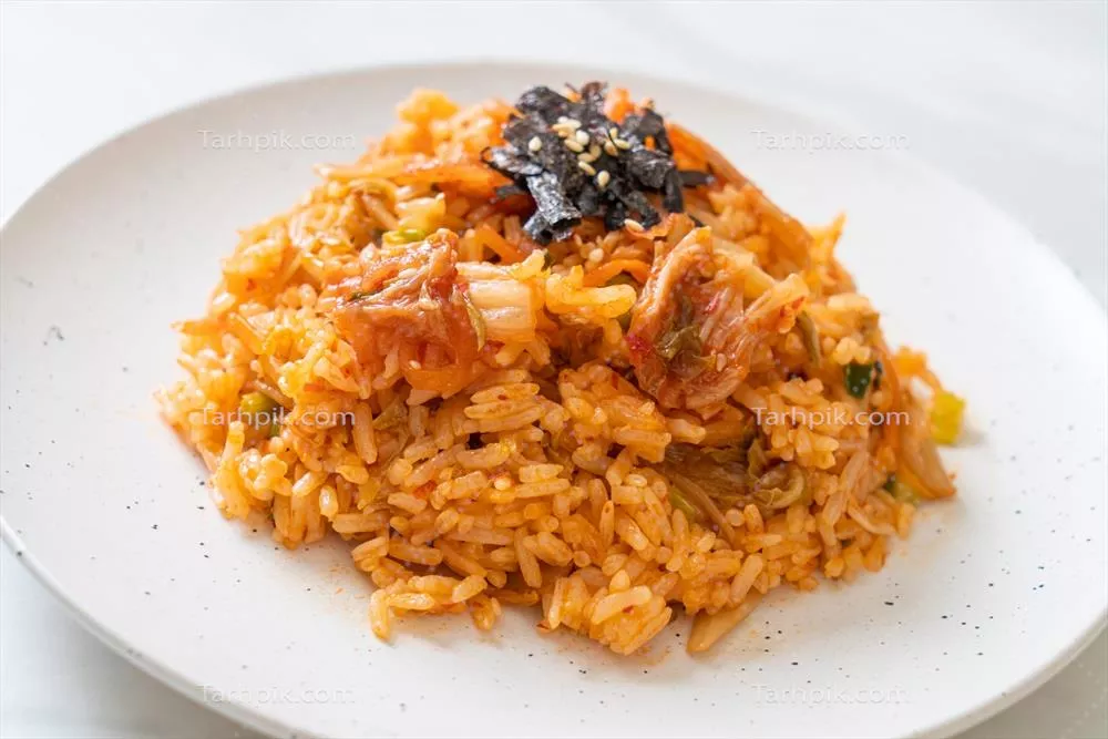 عکس طرز تهیه برنج سرخ شده با کیمچی و کنجد سفید به همراه جلبک دریایی