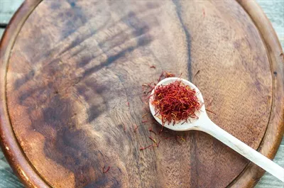 عکس زعفران روی قاشق چوبی: نمایی زیبا و دلنشین از ادویه گرانبها