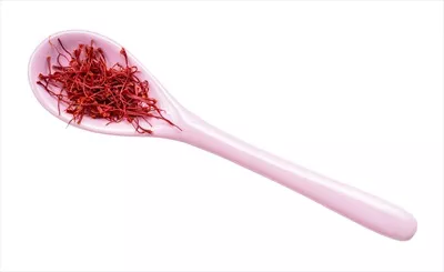 عکس رشته های زعفران کروکوس در قاشق سرامیکی با طراحی زیبا