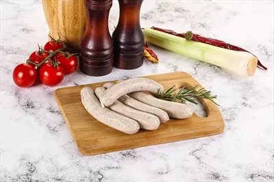 عکس سوسیس های خام و ارگانیک از گوشت خوک طبیعی و تازه