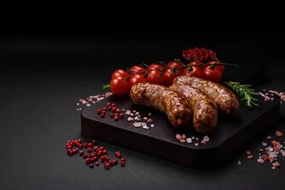 عکس سوسیس های خوشمزه سرخ شده و کبابی با ادویه و سبزیجات معطر