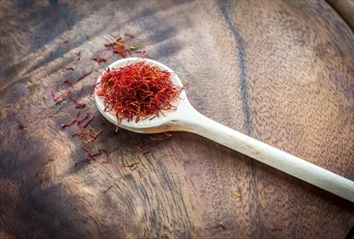 عکس زعفران در قاشق چوبی: نمایی زیبا از ادویه ای گرانبها