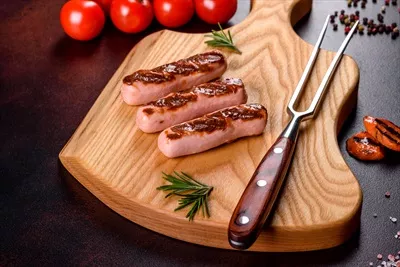 عکس سوسیس های تازه و خوشمزه کبابی با سبزیجات و ادویه های معطر