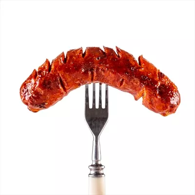 عکس سوسیس کبابی روی چنگال، نمایی جذاب و زیبا بر روی پس زمینه سفید