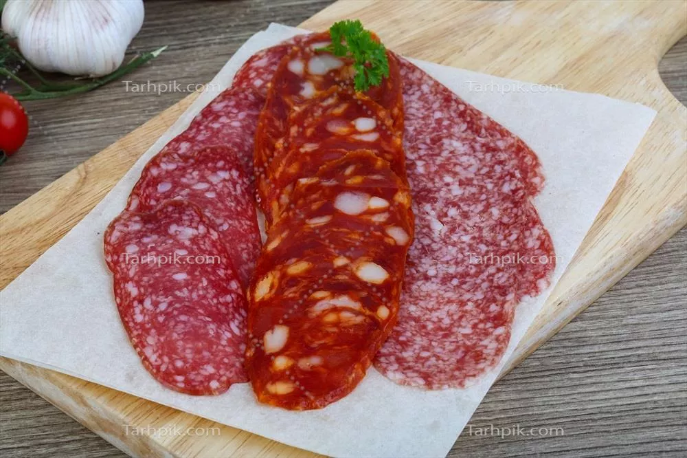 عکس سوسیس سالامی خوشمزه و تازه بر روی تخته چوبی