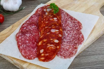 عکس سوسیس سالامی خوشمزه و تازه بر روی تخته چوبی