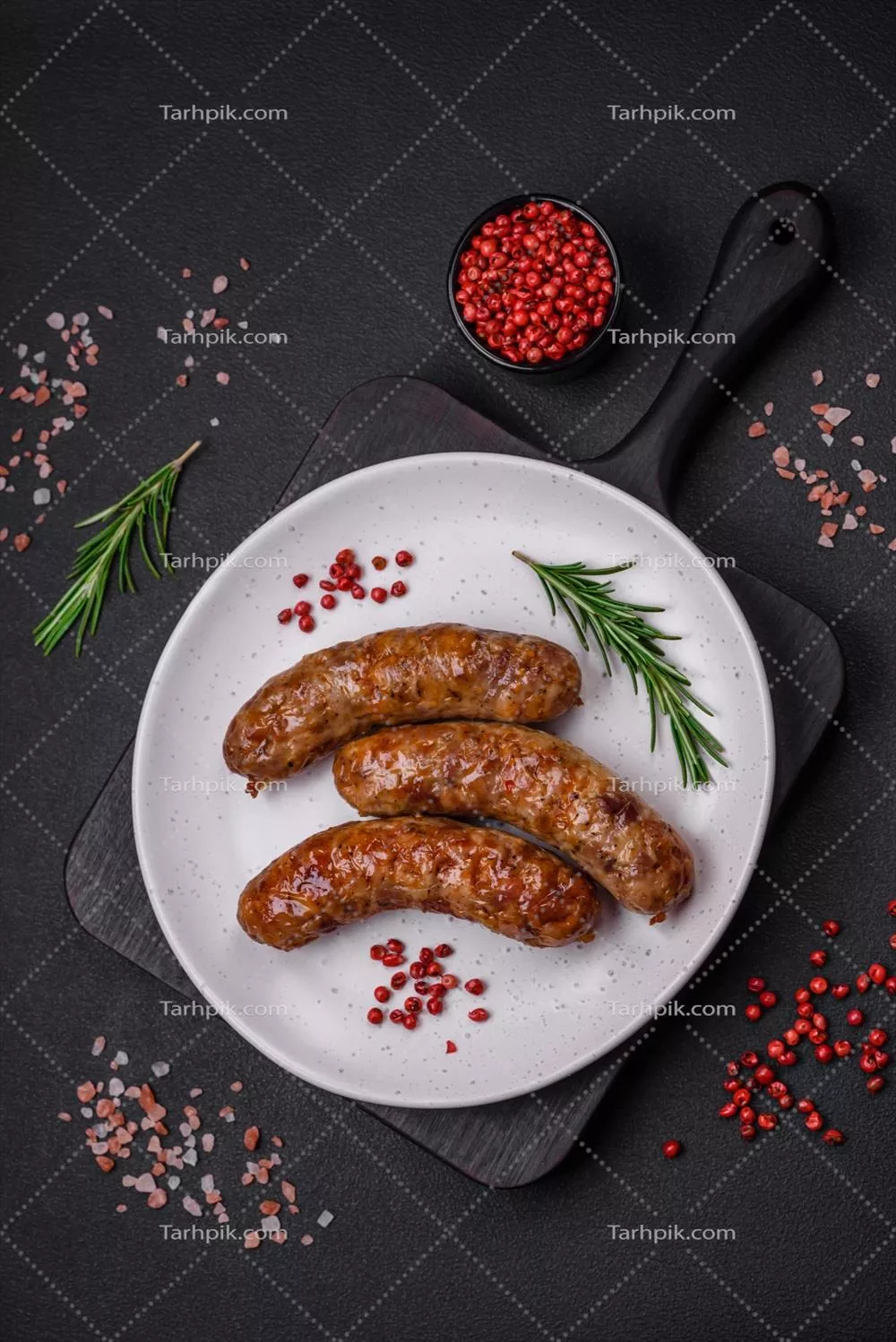 عکس سوسیس های خوشمزه سرخ شده و کبابی با ادویه و سبزیجات معطر