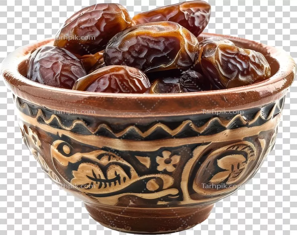 عکس دوربری خرماهای خشک شده در کاسه: یک انتخاب سالم و خوشمزه برای میان وعده