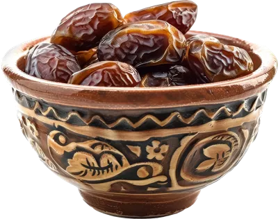عکس دوربری خرماهای خشک شده در کاسه: یک انتخاب سالم و خوشمزه برای میان وعده