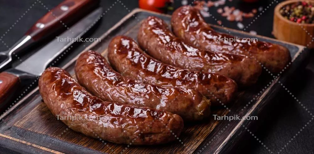 عکس سوسیس کبابی خوشمزه با مواد اولیه روی تخته برش در پس زمینه سنگی