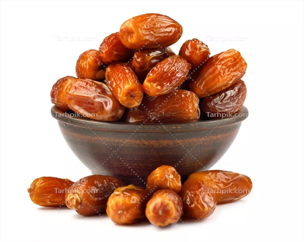 عکس کاسه سفالی پر از خرماهای خشک شده بر روی پس زمینه سفید