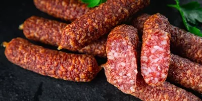 عکس سوسیس های خشک و دودی: طعمی لذیذ برای وعده های سریع و خوشمزه