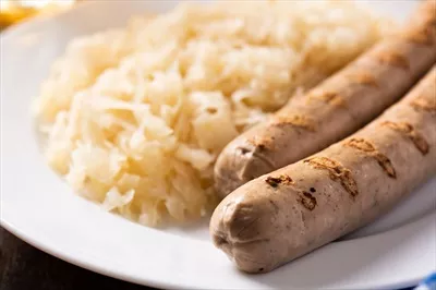 عکس سوسیس براتورست و کلم ترش: ترکیبی خوشمزه از طعم های آلمانی