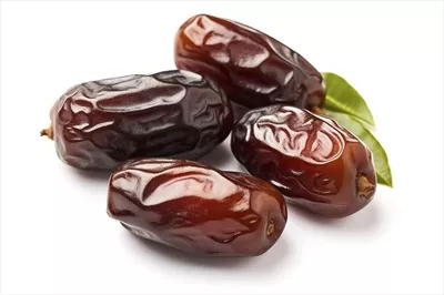 عکس میوه های خوشمزه و مغذی خرما در پس زمینه ای سفید و ساده