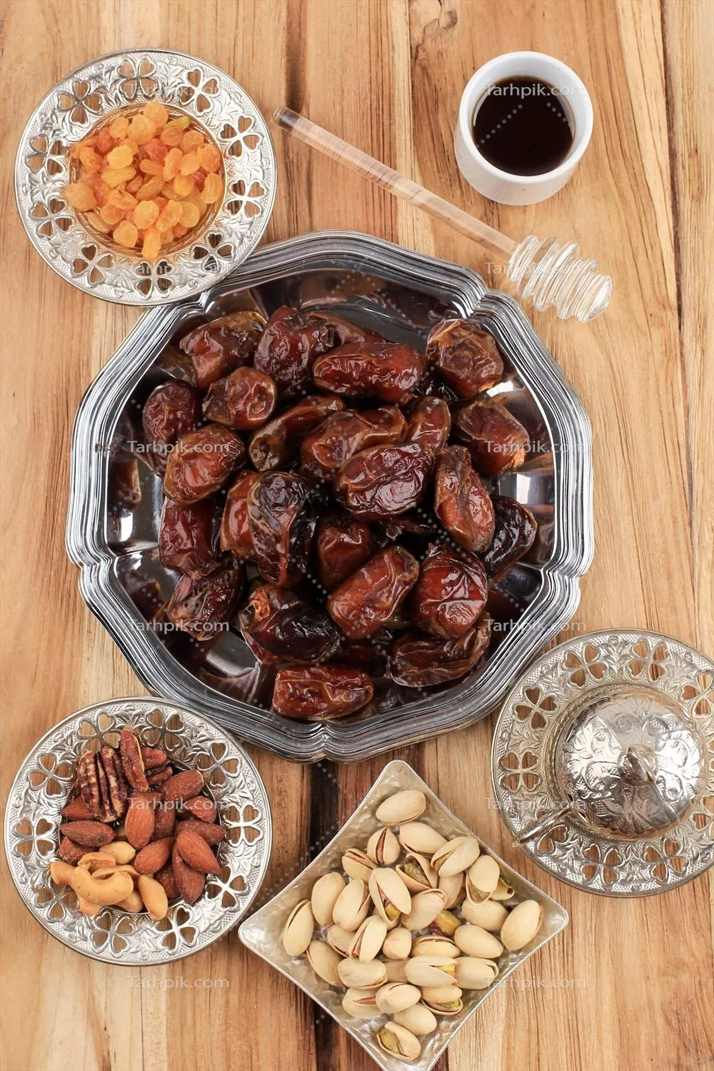 عکس خوراکی های خوشمزه برای ماه رمضان و عید فطر شامل خرما و مغزها