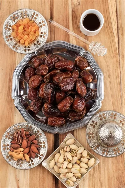 عکس خوراکی های خوشمزه برای ماه رمضان و عید فطر شامل خرما و مغزها