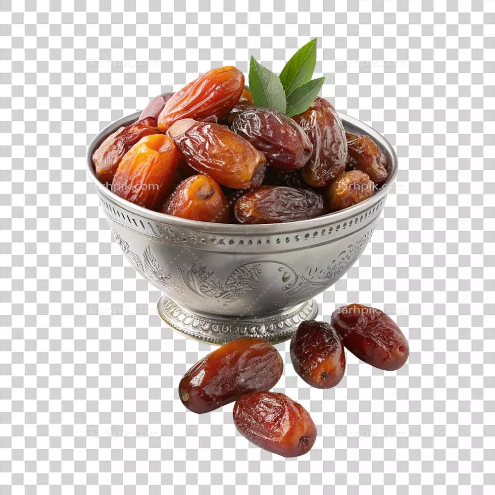 عکس دوربری خرماهای خوشمزه و تازه در کاسه نقره ای تزئینی بر روی پس زمینه شفاف