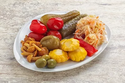 عکس پیش غذای خوشمزه شامل سبزیجات ترشی و قارچ های تازه