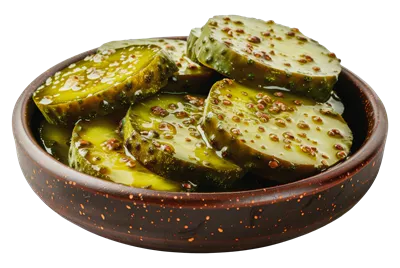 عکس دوربری ظرفی پر از ترشیجات خوشمزه و ادویه جات معطر برای تزئین سفره