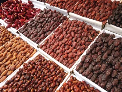 عکس نمایشگاه میوه های خشک و تازه در بازار محلی با تنوع بالا