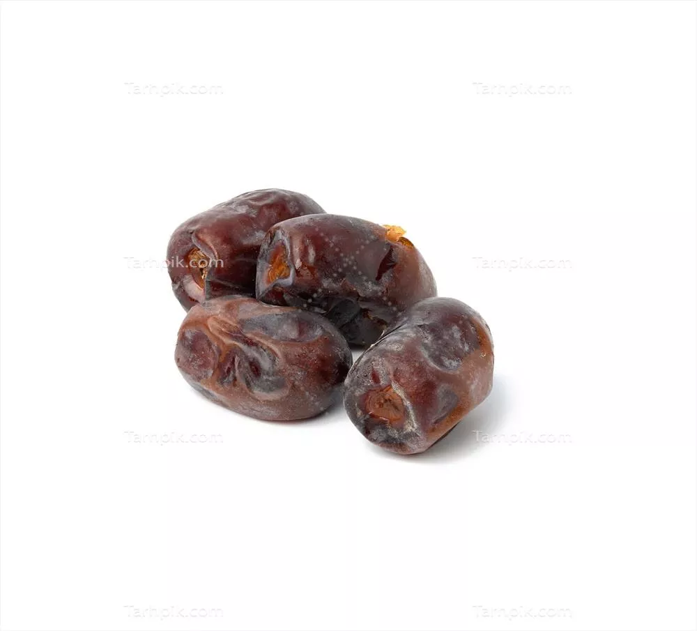 عکس خوشه ای از خرماهای خشک مازافاتی بر روی زمینه ای سفید