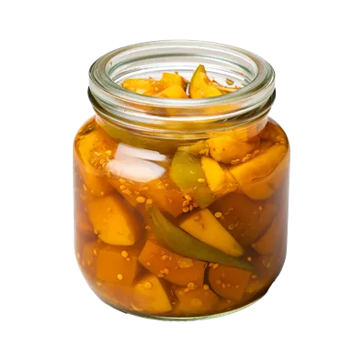 عکس دوربری ترکیب خوشمزه و رنگارنگ ترشی انبه در شیشه شفاف