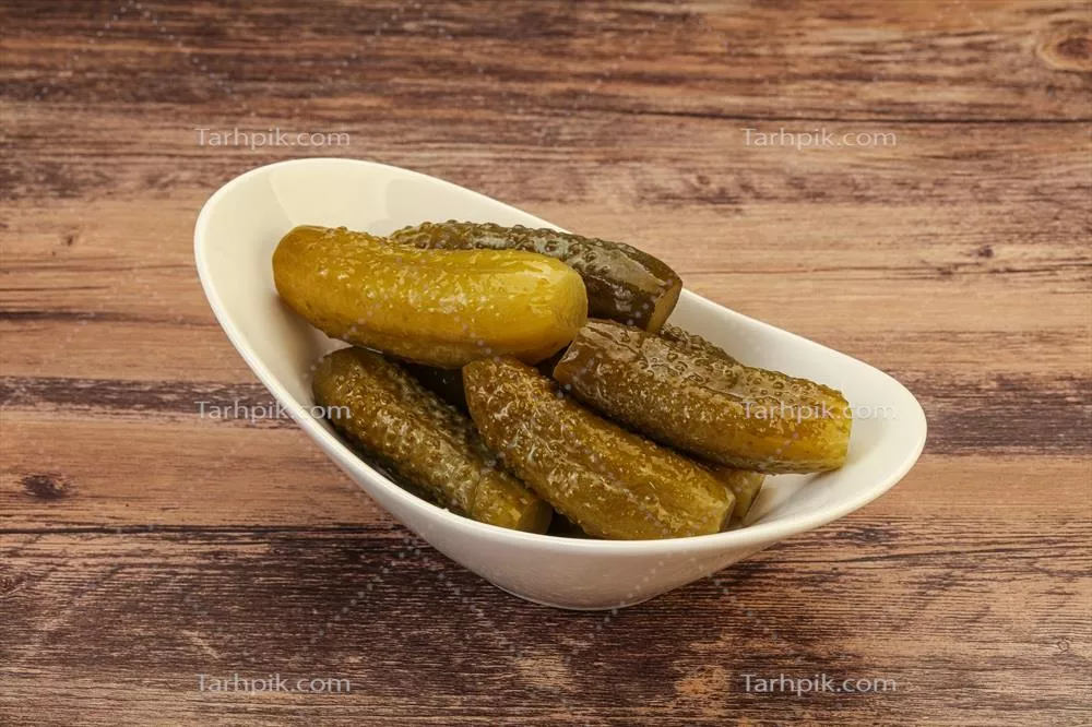 عکس خیار شور خانگی خوشمزه و ترد در ظرف سرو