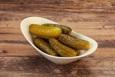 عکس خیار شور خانگی خوشمزه و ترد در ظرف سرو