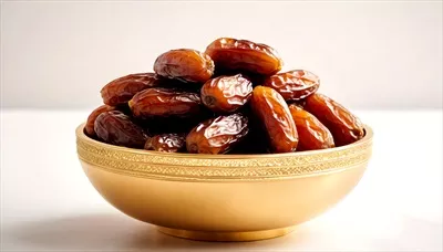 عکس تصویری زیبا از تاریخ های تولید شده توسط هوش مصنوعی در یک کاسه طلایی