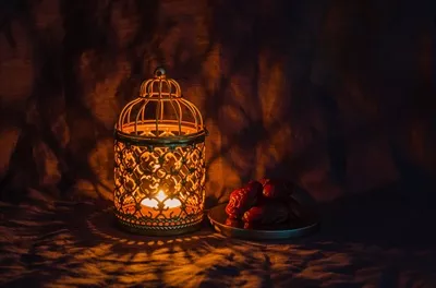 عکس چراغ های طلایی و خرما بر روی پس زمینه تاریک برای جشن رمضان