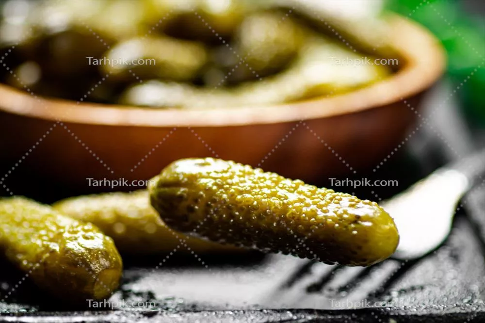 عکس صفحه چوبی زیبا با ترشیجات رنگارنگ بر روی پس زمینه سیاه