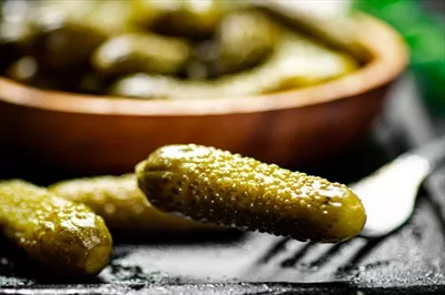 عکس صفحه چوبی زیبا با ترشیجات رنگارنگ بر روی پس زمینه سیاه