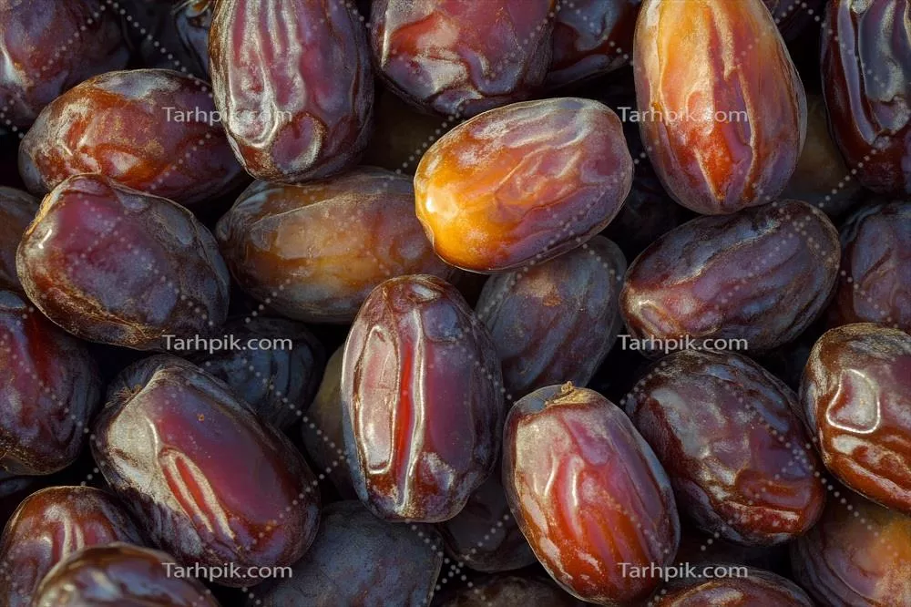 عکس تصویری نزدیک از خوشه ای از خرماهای تازه و خوشمزه