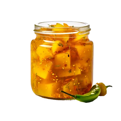 عکس دوربری ترکیب خوشمزه و رنگارنگ ترشی انبه در شیشه شفاف