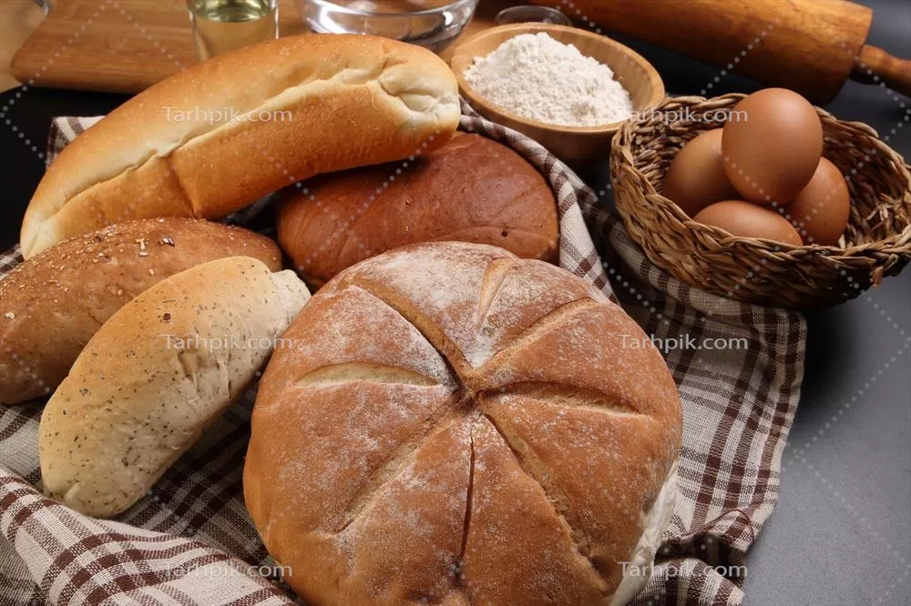 عکس نان تازه پخته شده در اشکال مختلف، آماده برای سرو در سفره