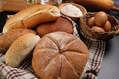 عکس نان تازه پخته شده در اشکال مختلف، آماده برای سرو در سفره