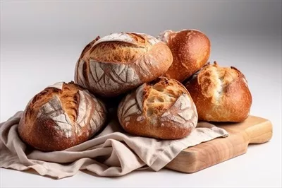 عکس نان تازه بر روی تخته چوبی، نمایی زیبا و جذاب از غذاهای خانگی