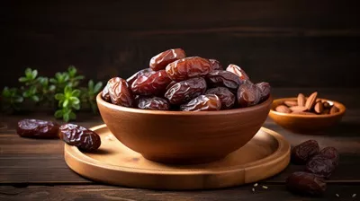 عکس تصویری زیبا از میوه های تازه در کاسه ای چوبی بر روی پس زمینه چوبی