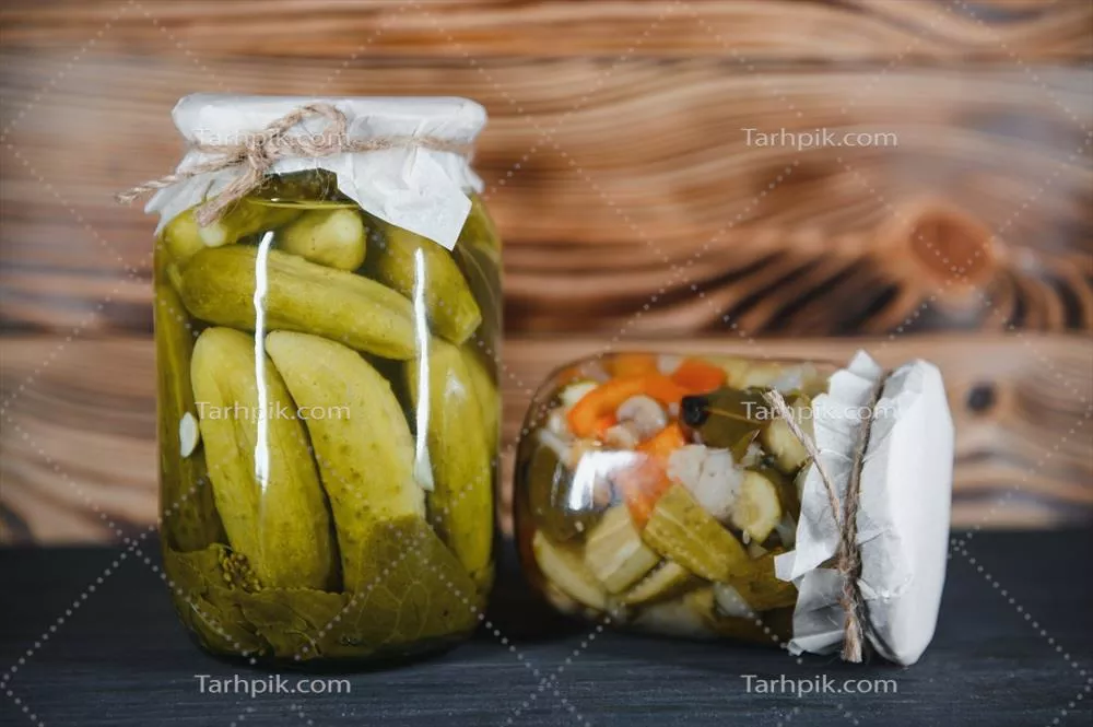 عکس ترکیب زیبا و دلنشین از شیشه های ترشی و سبزیجات در یک قاب روستایی