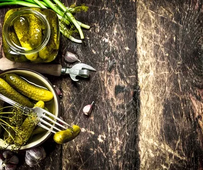 عکس خیار شور خانگی با ادویه جات و سبزیجات معطر برای طعم بهتر