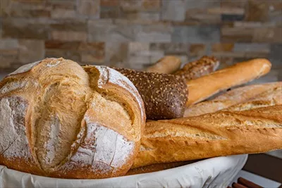 عکس نان فرانسوی تازه در سبد: تجربه ای لذیذ و خوشمزه از نان پزی