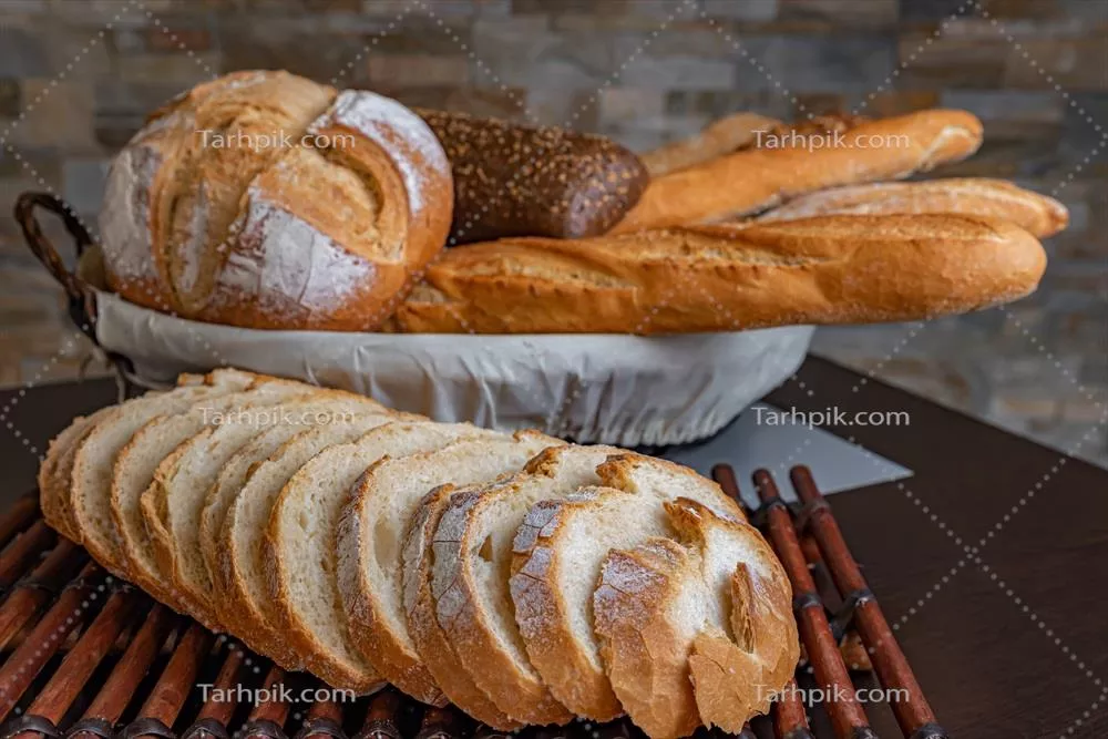 عکس نان فرانسوی تازه در سبد: تجربه ای لذیذ و خوشمزه از نان پزی