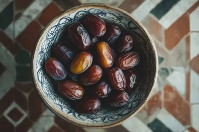 عکس یک کاسه خرما بر روی زمین کاشی کاری شده با طراحی زیبا