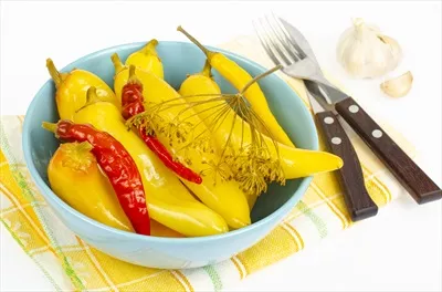 عکس پیش غذای خوشمزه با فلفل دلمه ای تند و ترشی در بشقاب زیبا