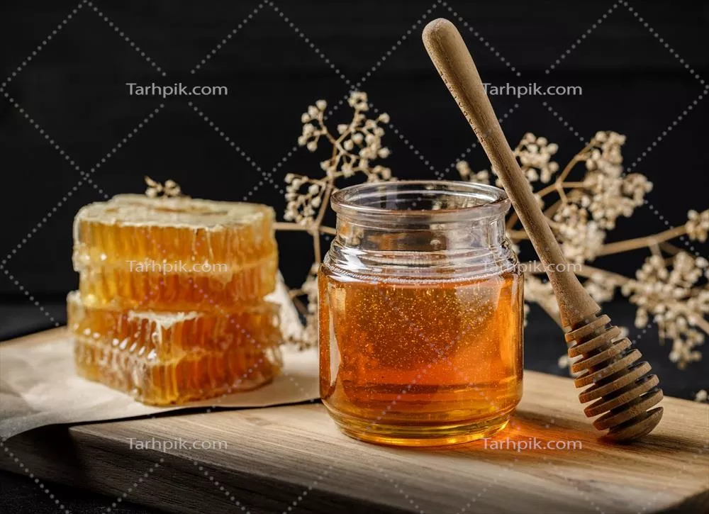 عکس عسل طبیعی و دمنوش گیاهی در کنار کندوی عسل بر روی پس زمینه سیاه