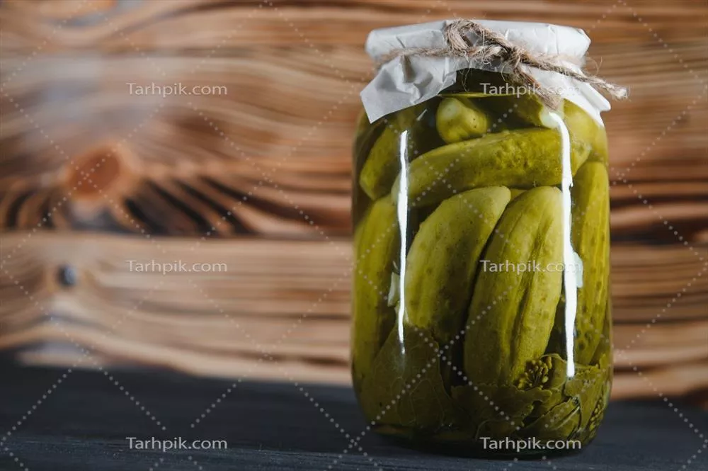 عکس ترکیبات و مراحل تهیه خیارشور خانگی در شیشه های شفاف