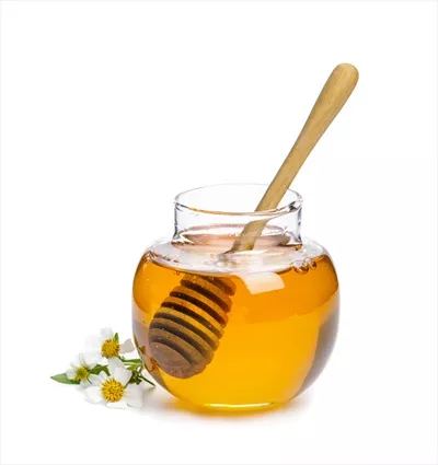 عکس عسل طبیعی در شیشه با قاشق عسل و گل، نمایی زیبا و جذاب